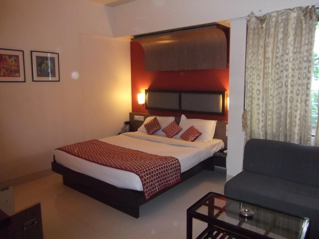 Hotel The Moneta Near Fc College 3*